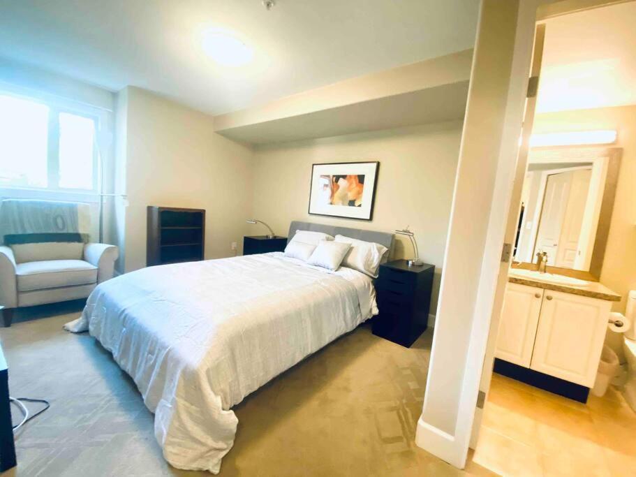Amazing Location 2 Bedroom Minutes From Downtown Victoria Extérieur photo