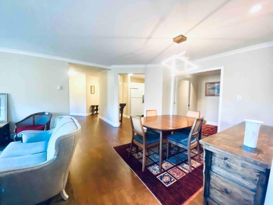 Amazing Location 2 Bedroom Minutes From Downtown Victoria Extérieur photo